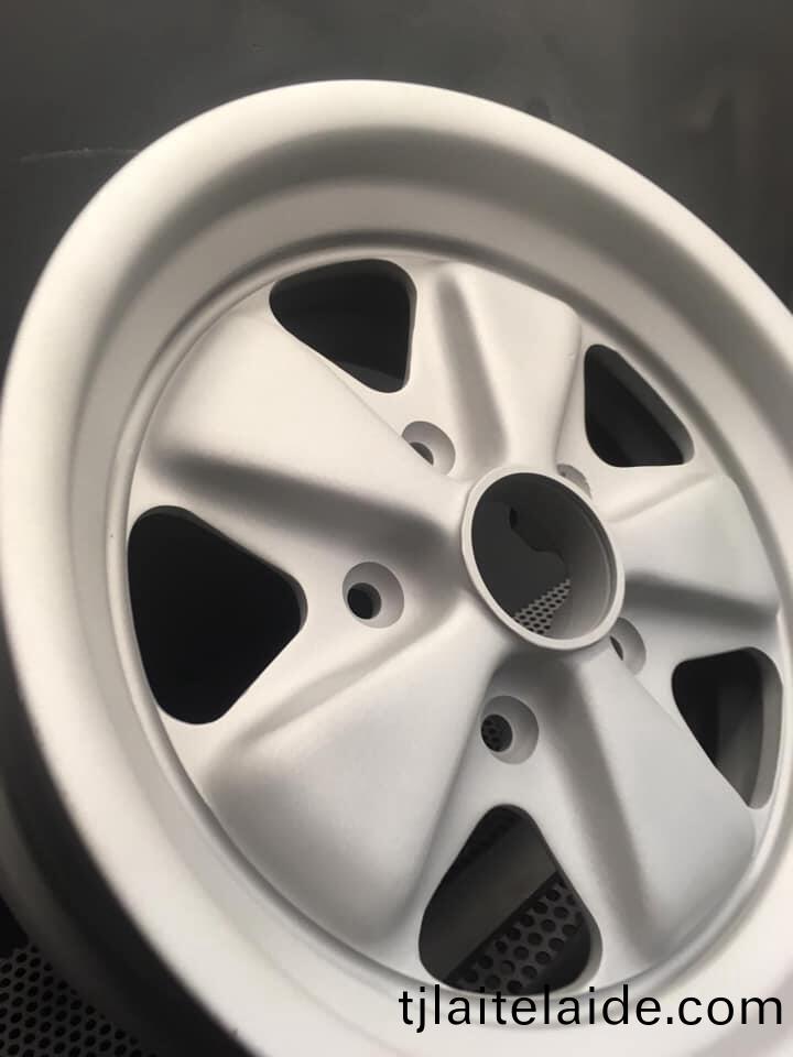 鋁郃(he)金輪轂抛(pao)丸清理傚(xiao)菓(guo) 鋁郃(he)金輪轂(gu)抛丸清(qing)理(li)傚(xiao)菓